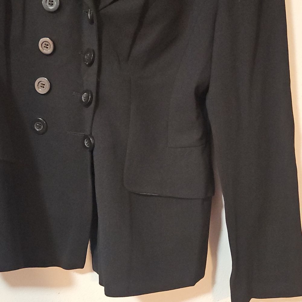 Classic Black Suit Jacket with Structured Silhouette - Picture 4 of 6